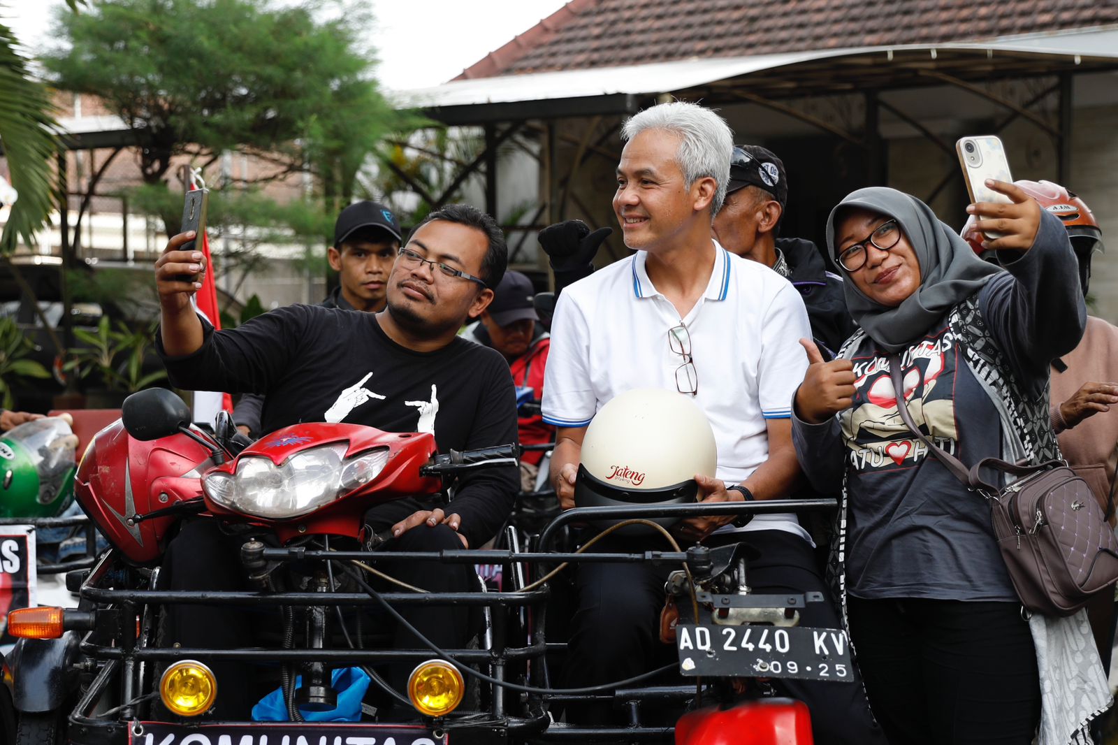 Gubernur Jateng Ganjar Pranowo usai menemui komunitas disabilitas Satu Hati dari Klaten, berfoto bersama di Puri Gedeh, Kota Semarang, Senin