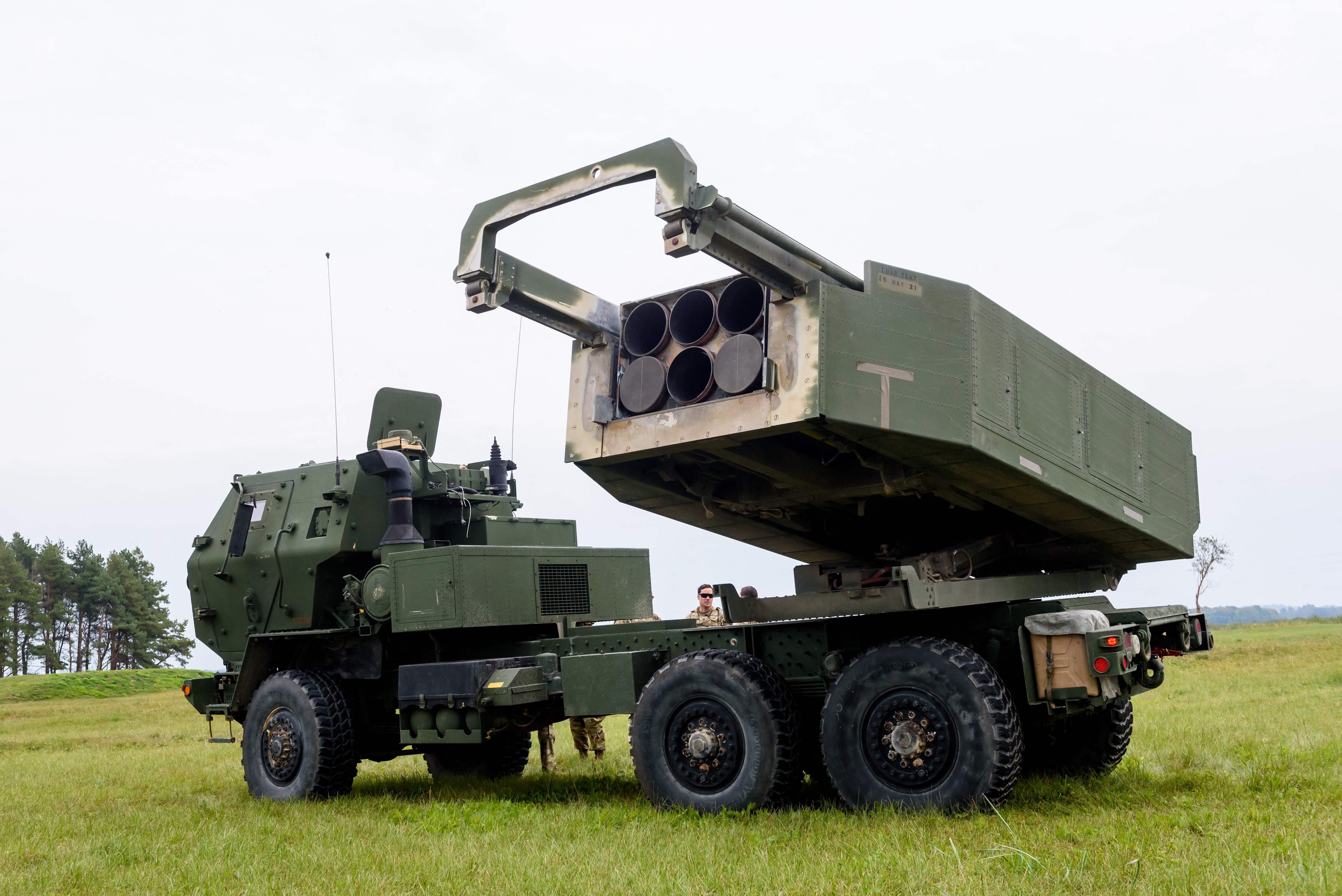 Kendaraan HIMARS yang dipasok Amerika Serikat untuk militer Ukraina menjadi andalan menyerang posisi militer Rusia di Makiivka, Ukraina. 