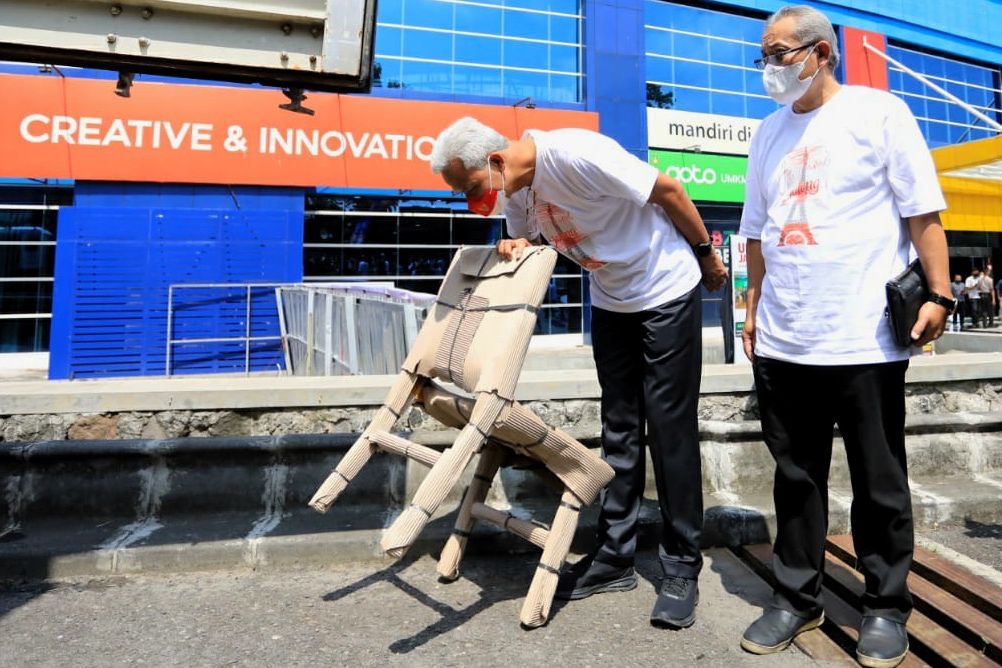 Gubernur Jateng Ganjar Pranowo sedang meninjau industri mebel untuk diekspor