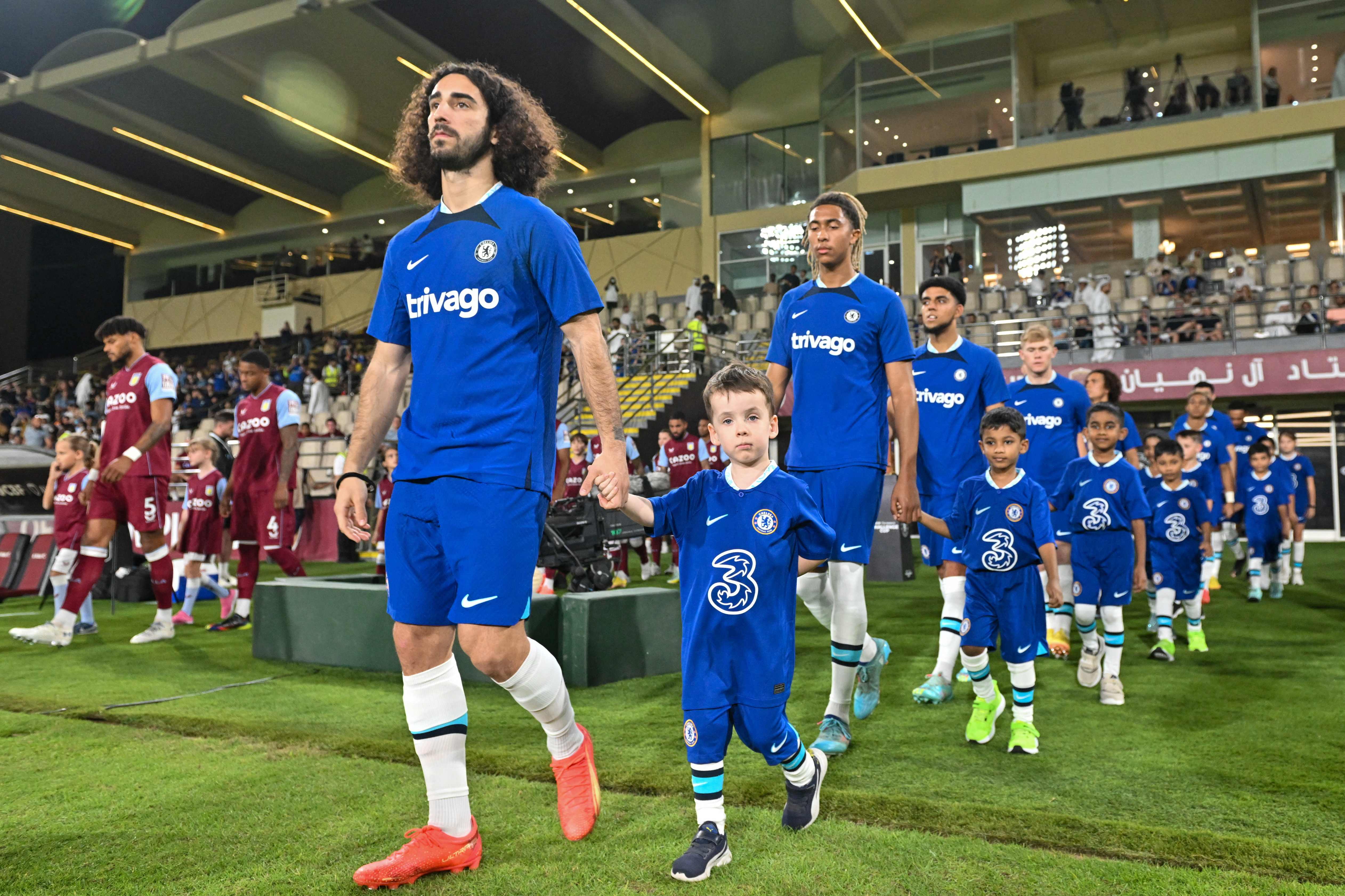 Barisan pemain Chelsea saat memasuki area stadion.