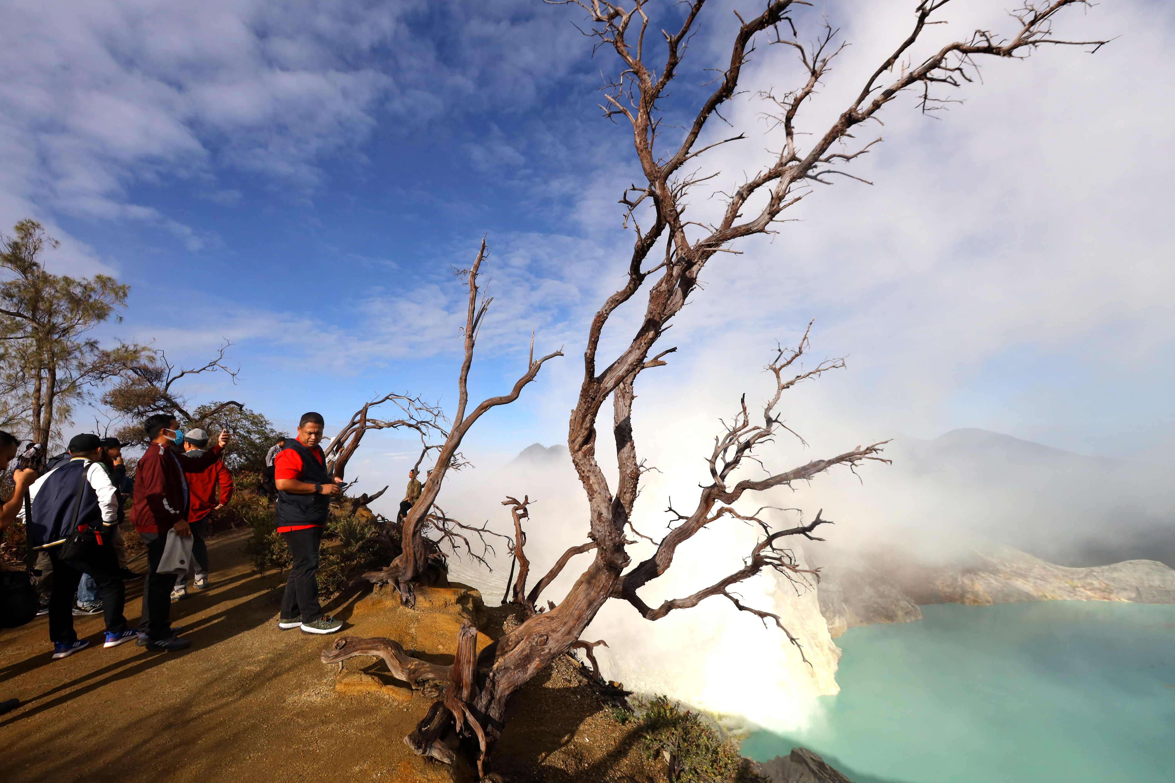 Wisatawan menikmati panorama kawah Gunung Ijen di Banyuwangi, Jawa Timur.