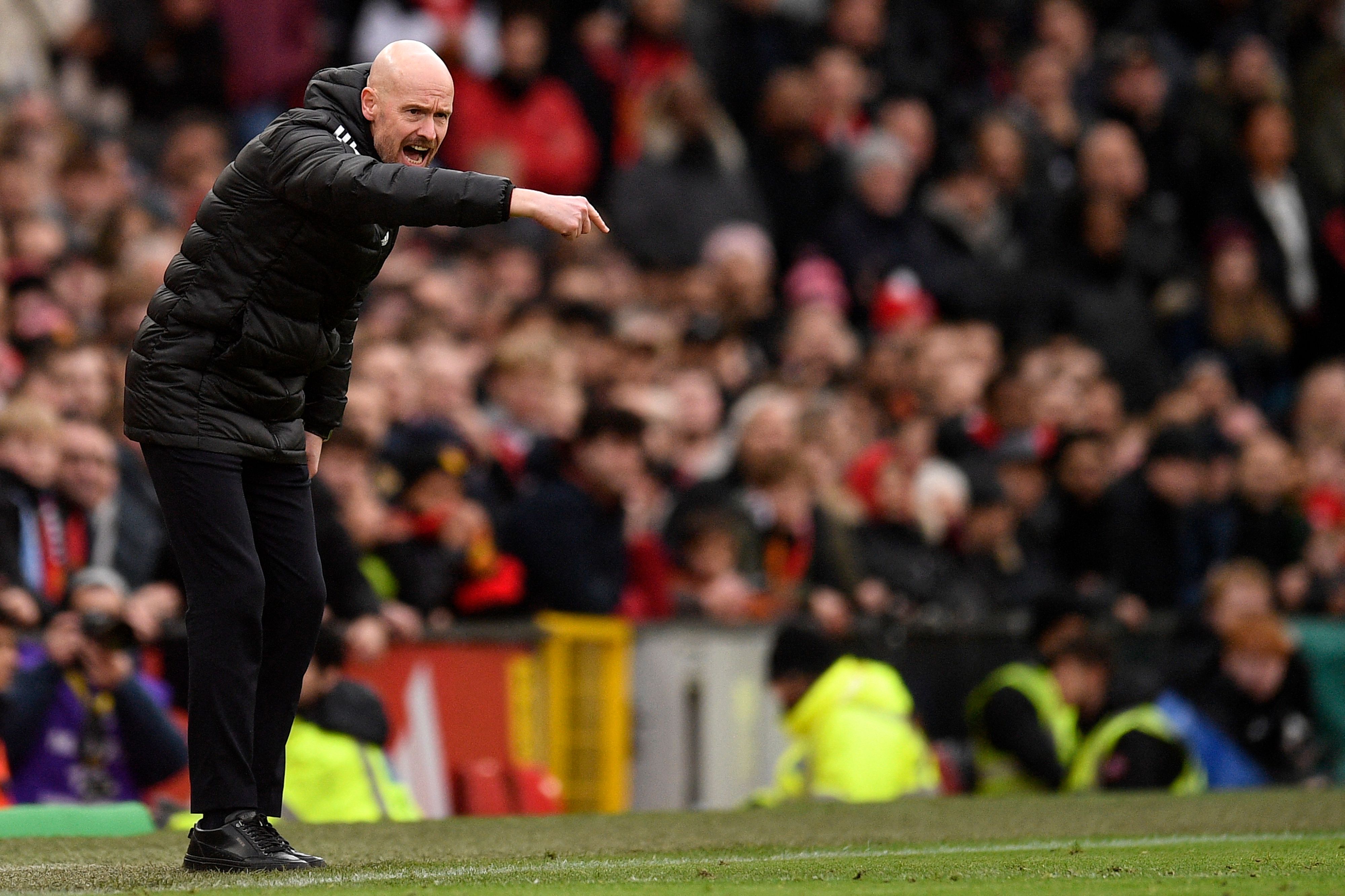 Pelatih Manchester United Erik ten Hag memberi instruksi kepada para pemainnya dari sisi lapangan. 