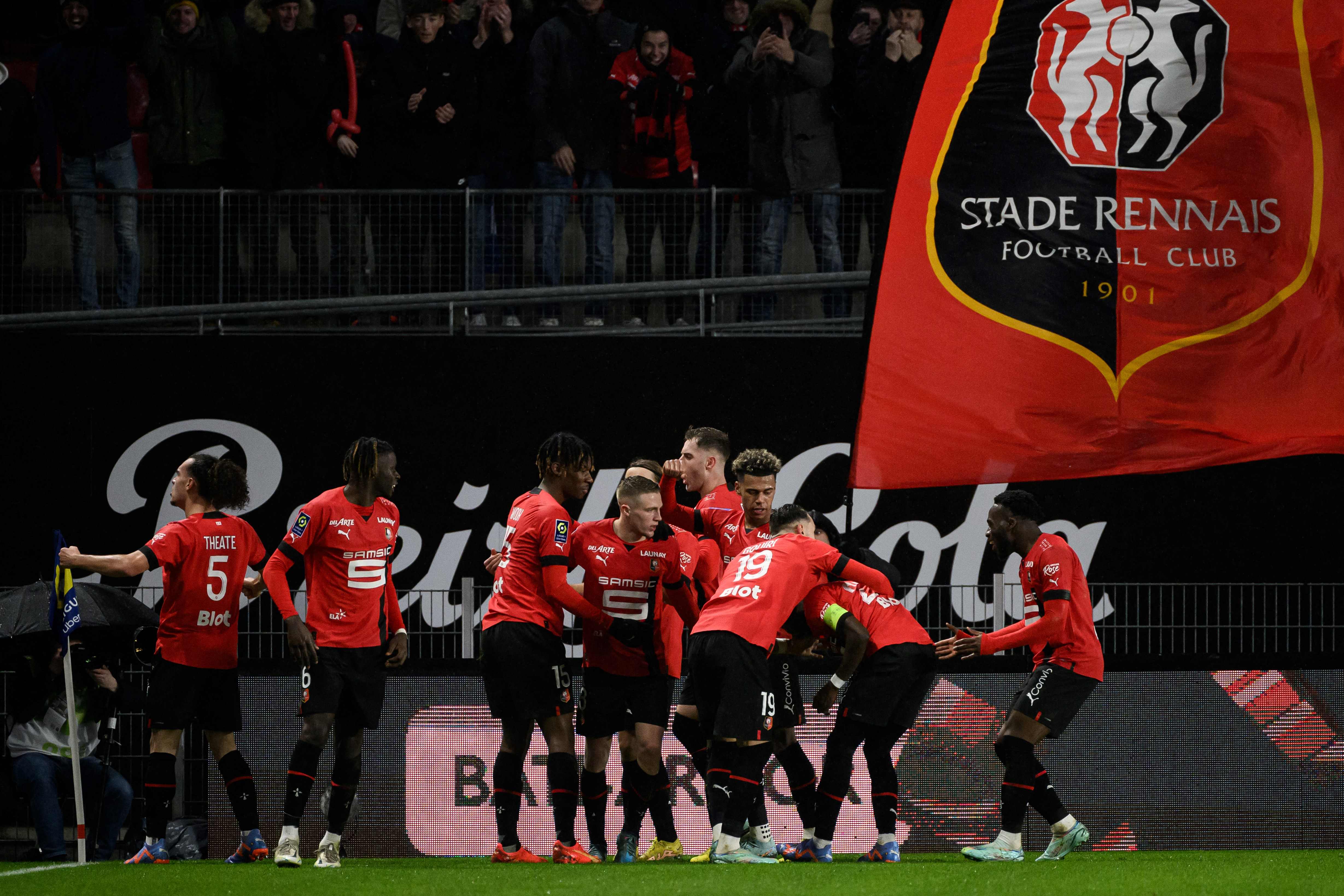 Para pemain Rennes melakukan selebrasi usai mencetak gol ke gawang PSG di laga Ligue 1.