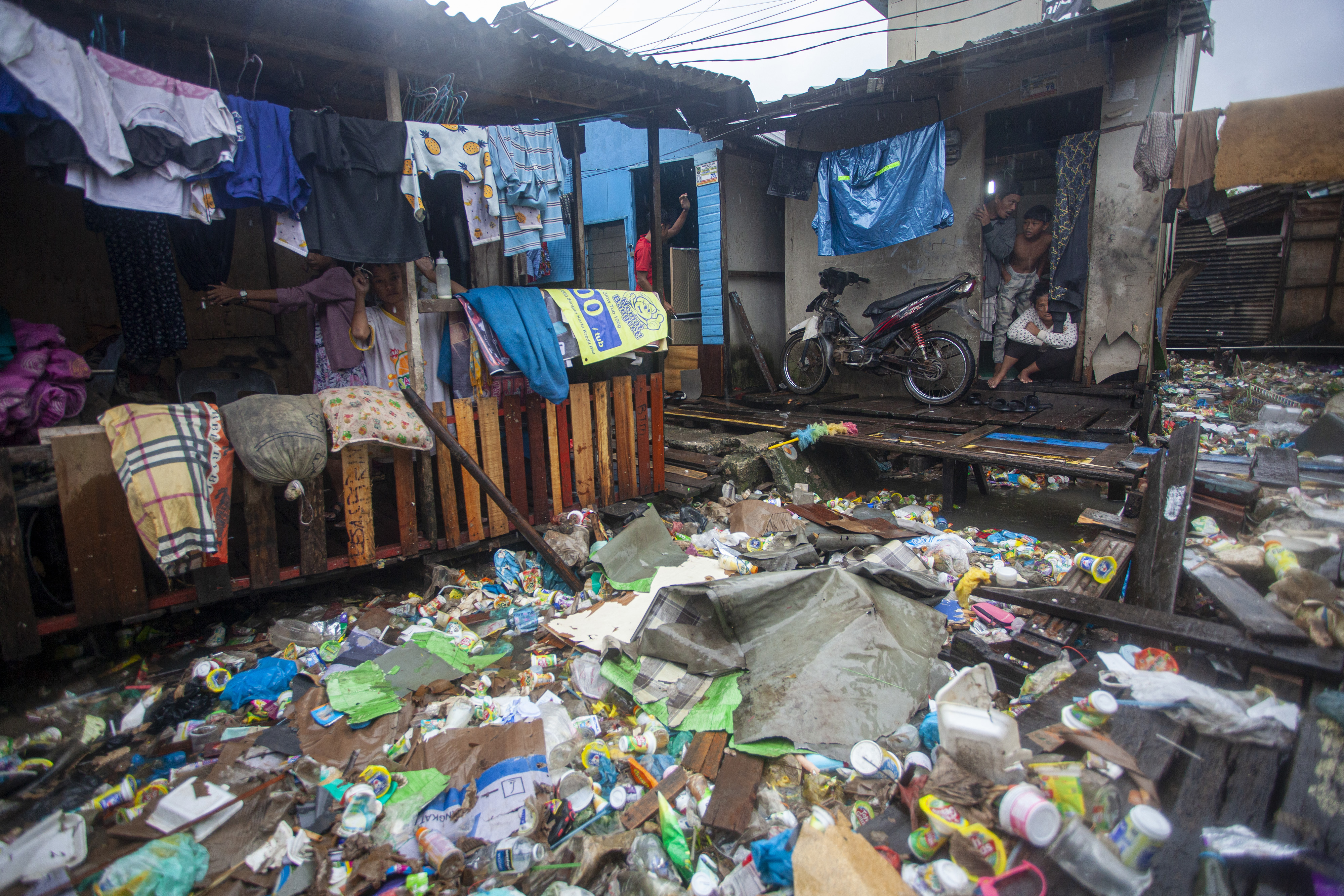 Warga beraktivitas di perkampungan kumuh Kampung tua Tanjung Uma, Batam, Kepulauan Riau, Rabu (25/1).