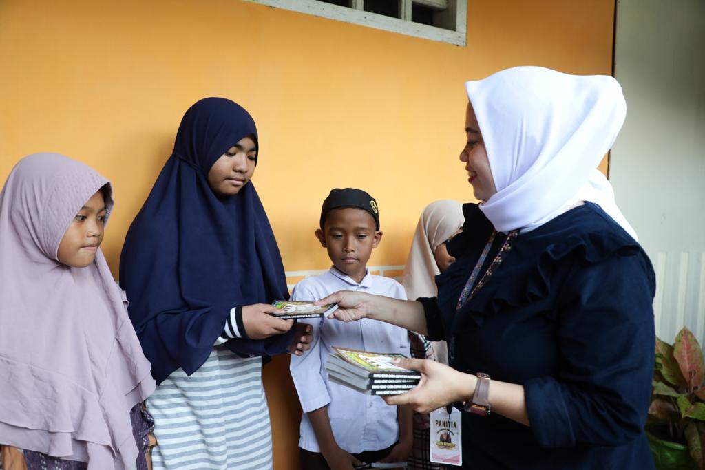 Relawan Mak Ganjar Daerah Kabupaten Gowa, Sulsel memberikan perhatiannya terhadap ibu majelis taklim dan para santri dengan menyalurkan seju