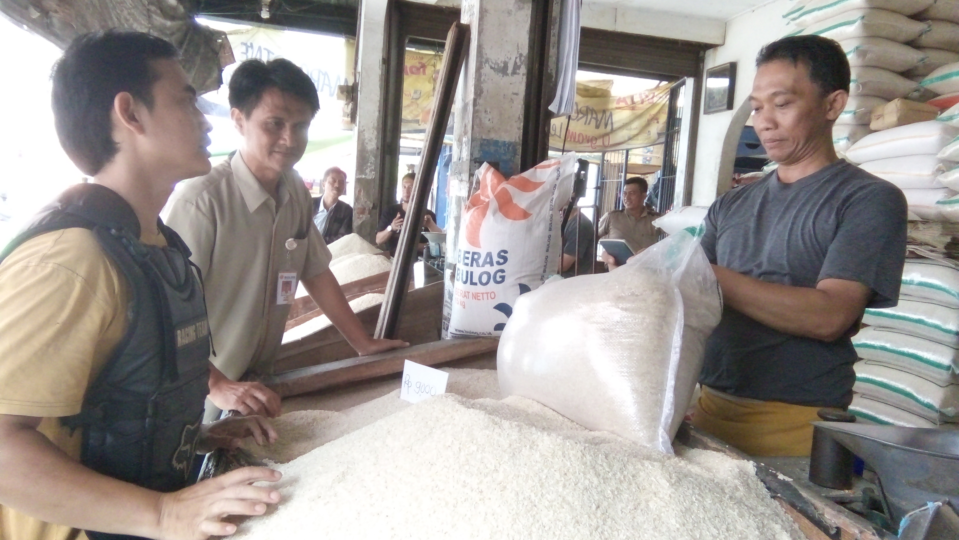 Harga Beras di Pasar Kasih, Kelurahan Naikoten 1, Kota Kupang, NTT, Senin (23/1) masih tinggi, meski Bulog sudah menggelontorkan stok berasn