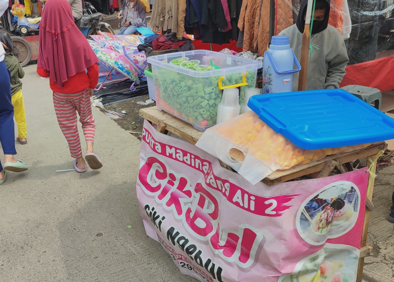 JAJANAN ANAK: Pedagang ciki ngebul mangkal di sekitar kawasan pasar minggu Seskoau Lembang, Kabupaten Bandung Barat, Minggu (15/1).