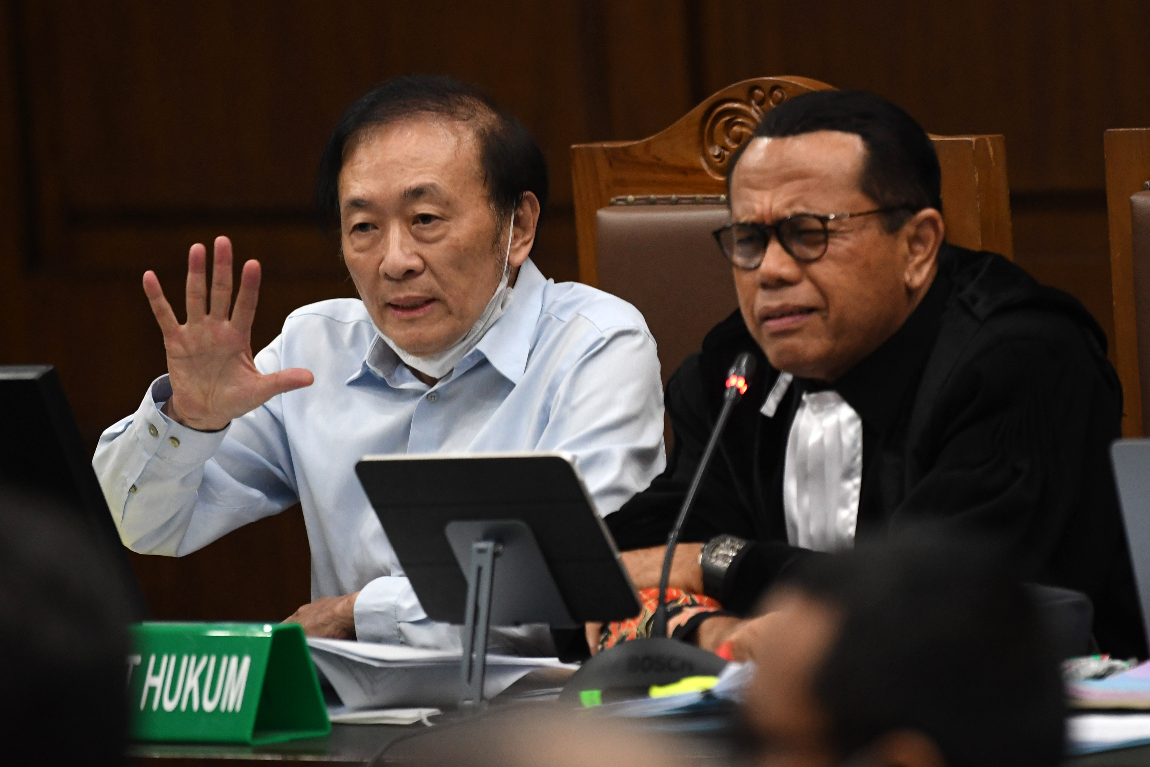 Terdakwa Surya Darmadi (kiri) dan kuasa hukumnya Juniver Girsang