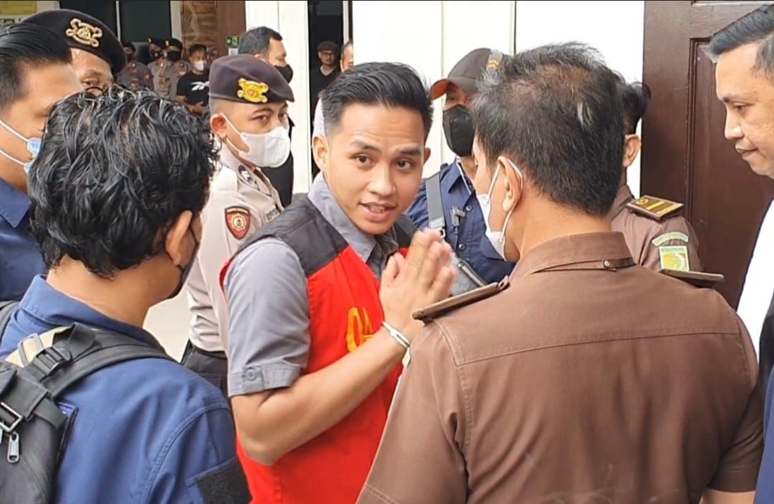 Richard Eliezer Pudihang Lumiu alias Bharada E (tengah).