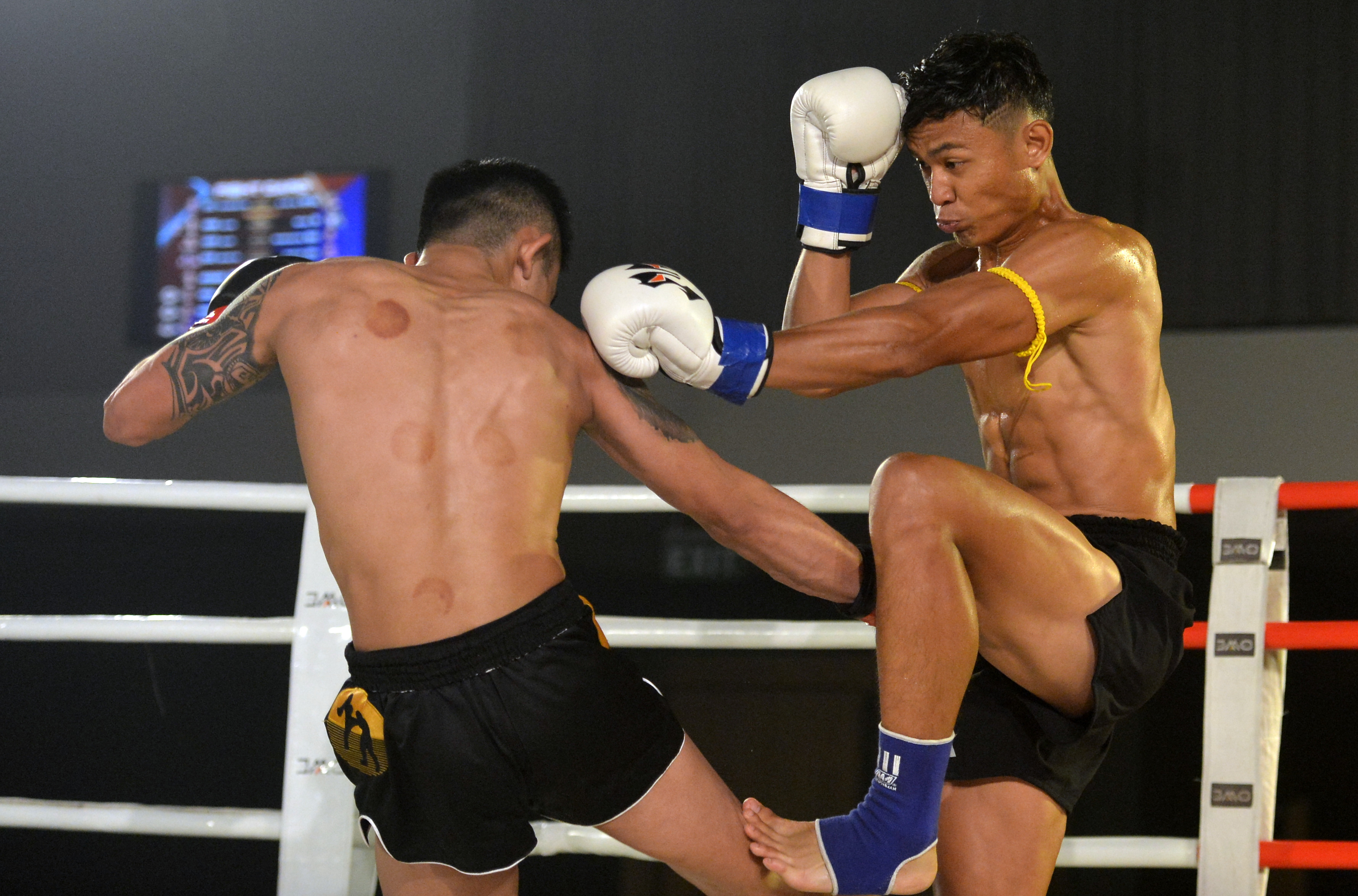 Dua petarung berlaga pada kejuaraan Muay Thai Summer Fights di kawasan Kuta, Badung, Bali, Minggu (18/12/2022).