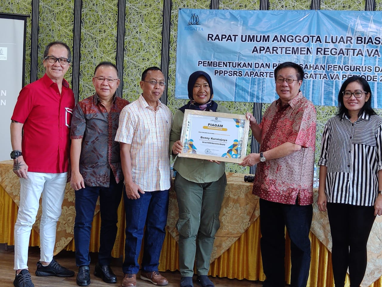 Benny Kurniajaya (dua kanan)  terpilih menjadi Ketua PPPSRS Apartemen Regatta VA periode 2023–2026.