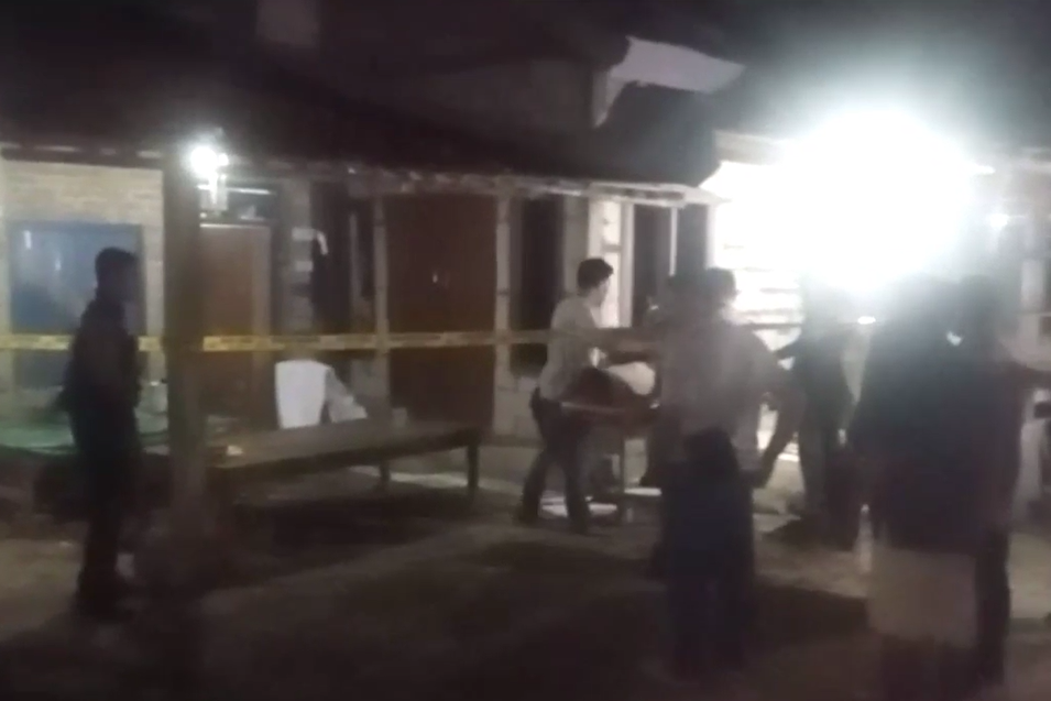 Petugas kepolisian melakukan olah TKP.