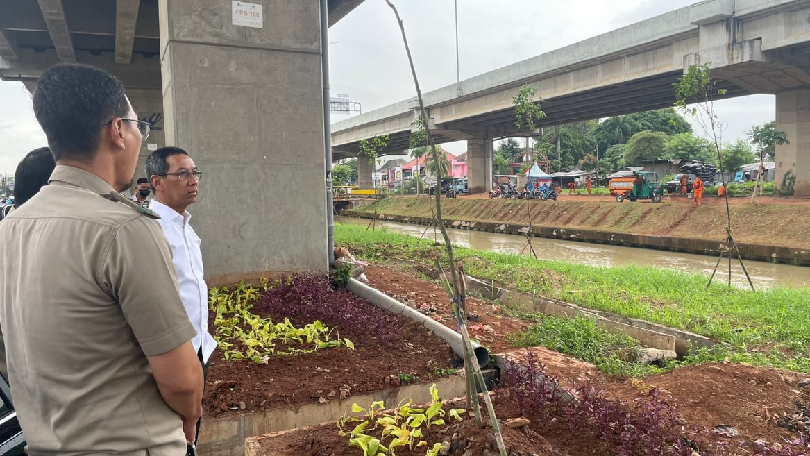Penjabat Gubernur DKI Jakarta Heru Budi Hartono meninjau proses penanaman pohon dan pembuatan taman di area Jalan Inspeksi Kalimalang.