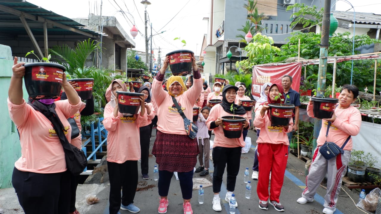Bersama ratusan warga Warakas, Jakarta Utara relawan mak ganjar membagikan 500 bibit cabai ke lingkungan sekitar pada Minggu (22/1/2023)