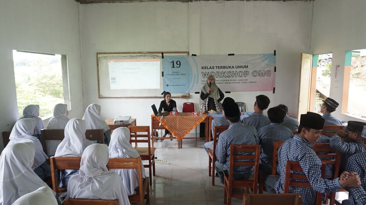  OMG Banten membuat program workshop berupa tips menghadapi dunia kerja dan dunia kuliah di SMK Daarul Falah Cilegon 