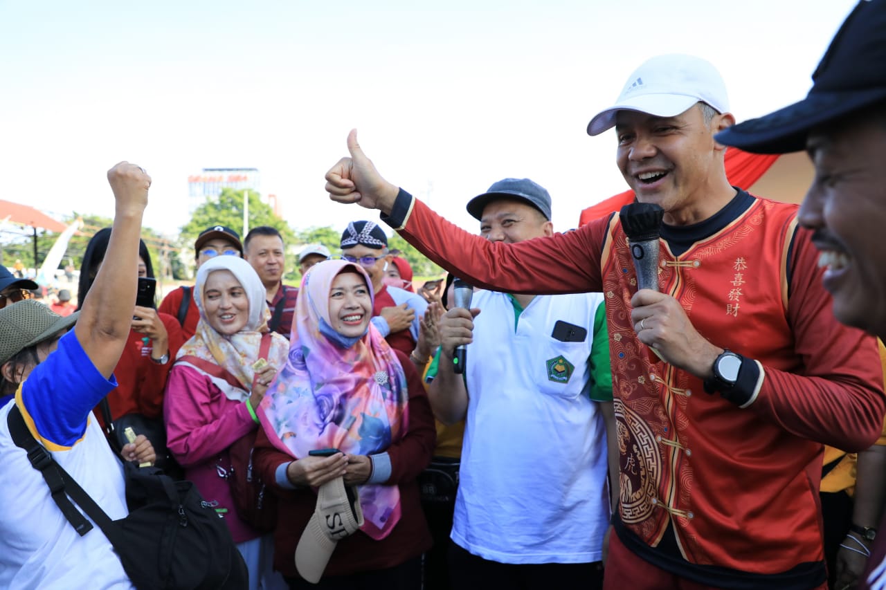 Gubernur Jateng Ganjar Pranowo mengikuti jalan sehat kerukunan di Hari Amal Bhakti yang ke-77 Kementerian Agama RI, di Semarang, Jateng, Sab