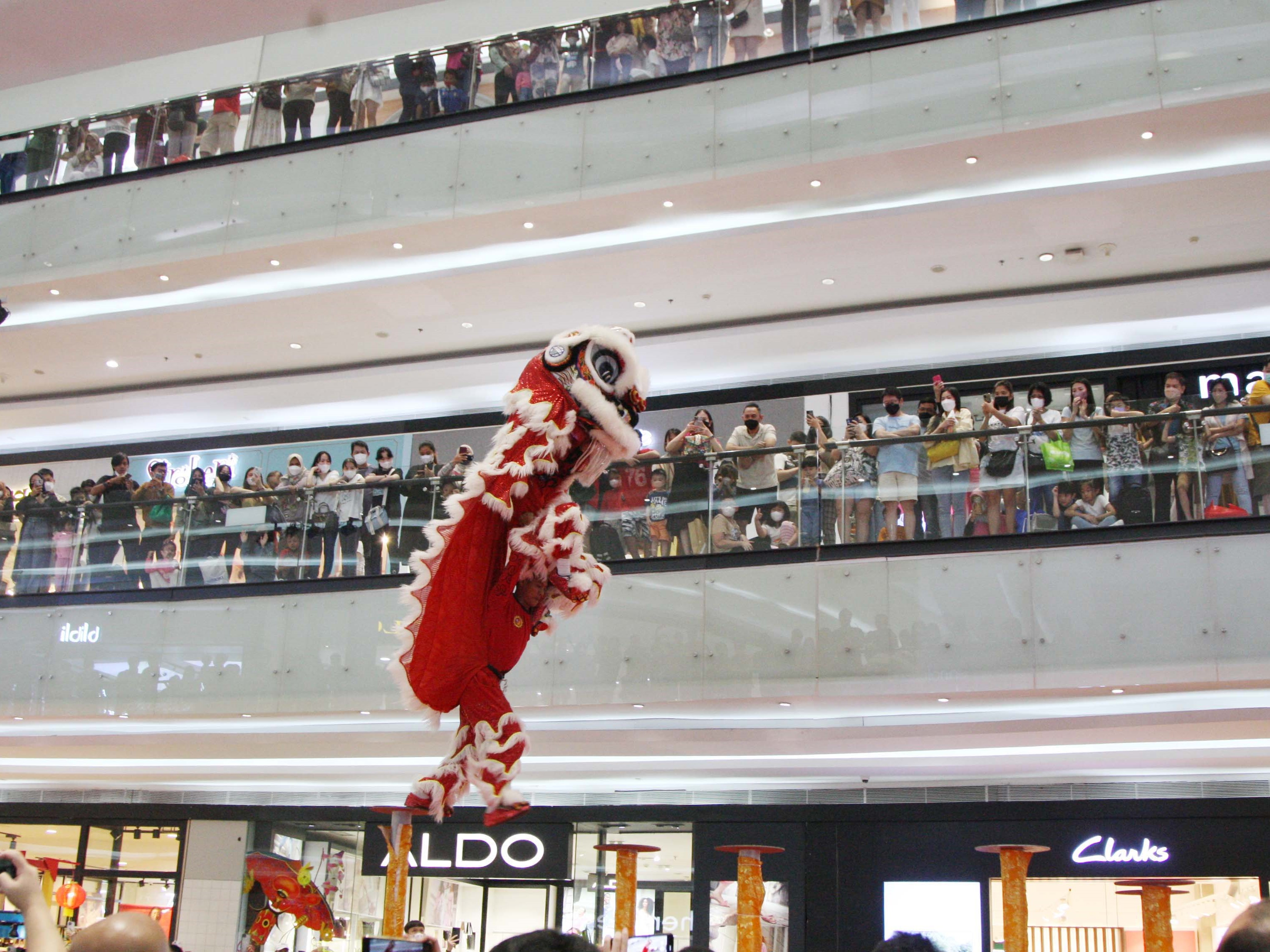 Aksi barongsai tonggak mengibur pengunjung di Lippo Mal Puri, Jakarta Barat, Minggu (22/01/2023).
