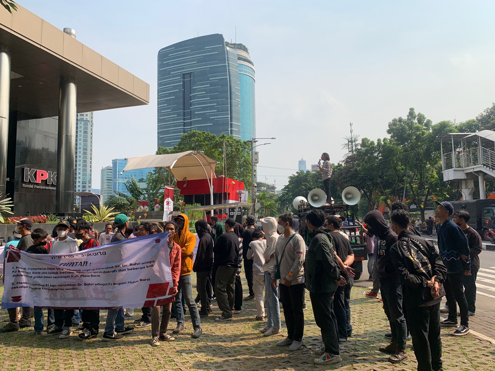 Ikatan Mahasiswa Pemuda Muna Barat (IMPMB) Jakarta berdemonstrasi di depan Gedung KPK, Jakarta, Kamis (12/1/2023). 