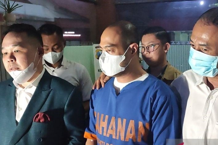 Artis Ferry Irawan (tengah) mengenakan baju tahanan