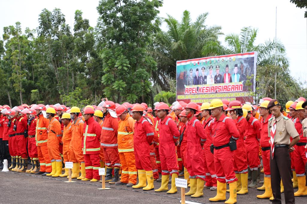 Apel kesiapsiagaan menghadapi potenis karhutla di Lapangan Terbang Sekayu, Senin (30/1) yang dipimpin Pj Bupati Musi Banyuasin, Apriyadi.