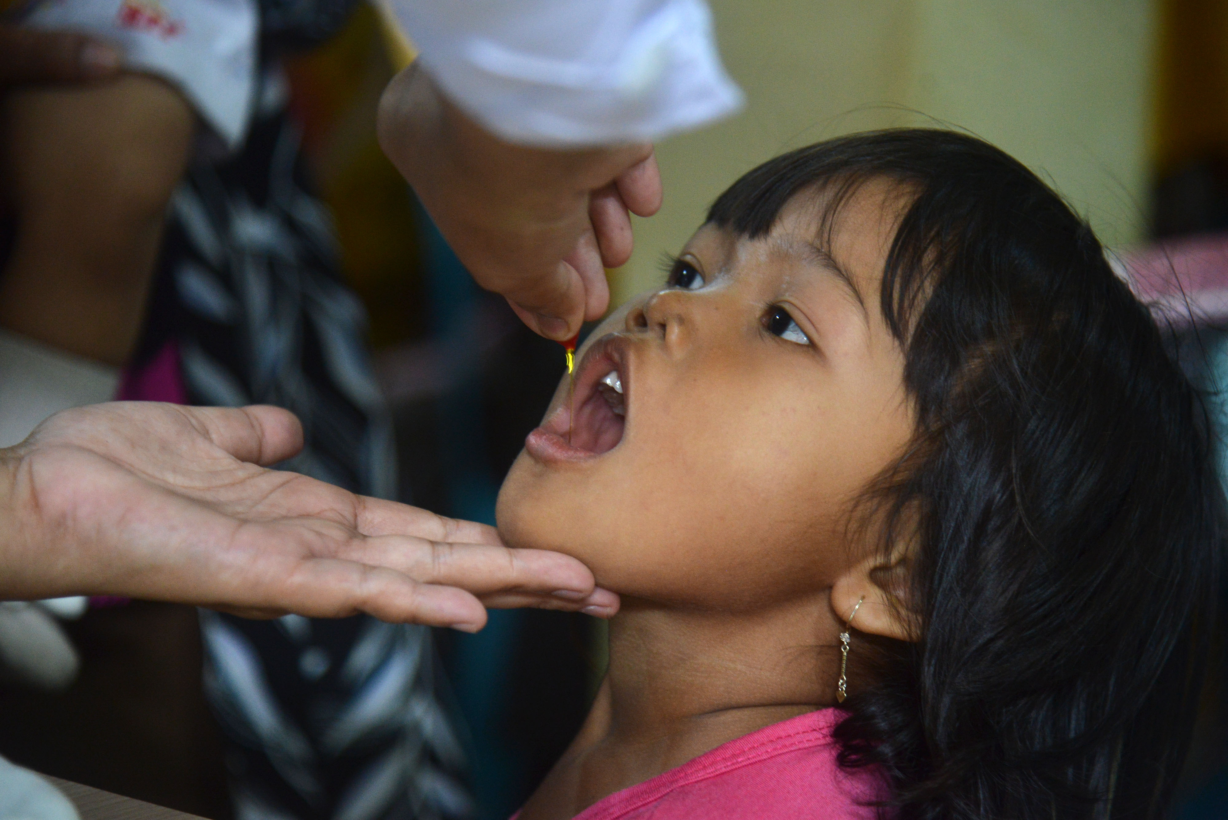 Petugas kesehatan memberikan vitamin A kepada seorang balita di Posyandu Kampung Jawa, Banda Aceh, Aceh.