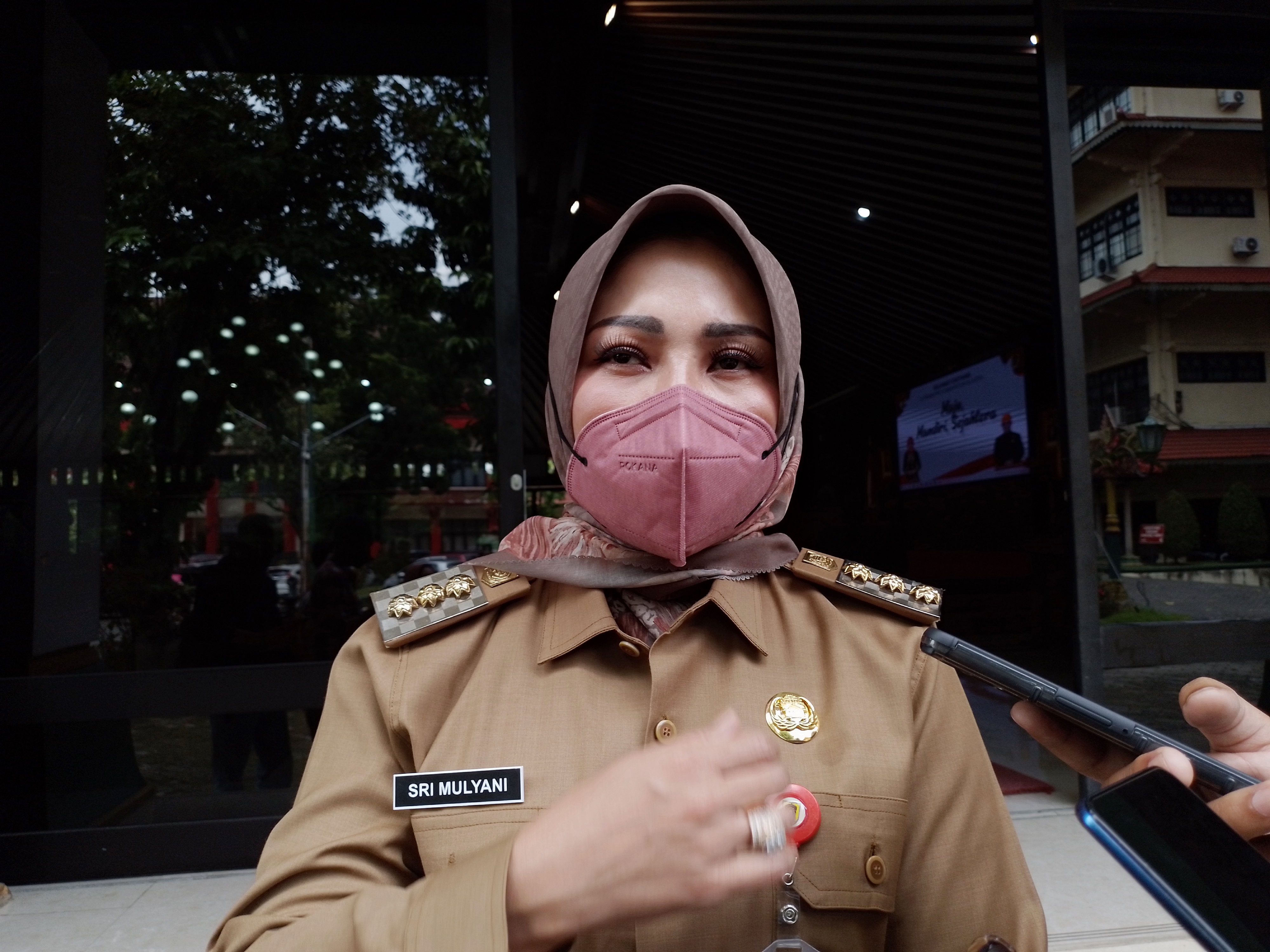 Bupati Klaten, Jawa Tengah, Sri Mulyani mengingatkan warganya tetap pakai masker
