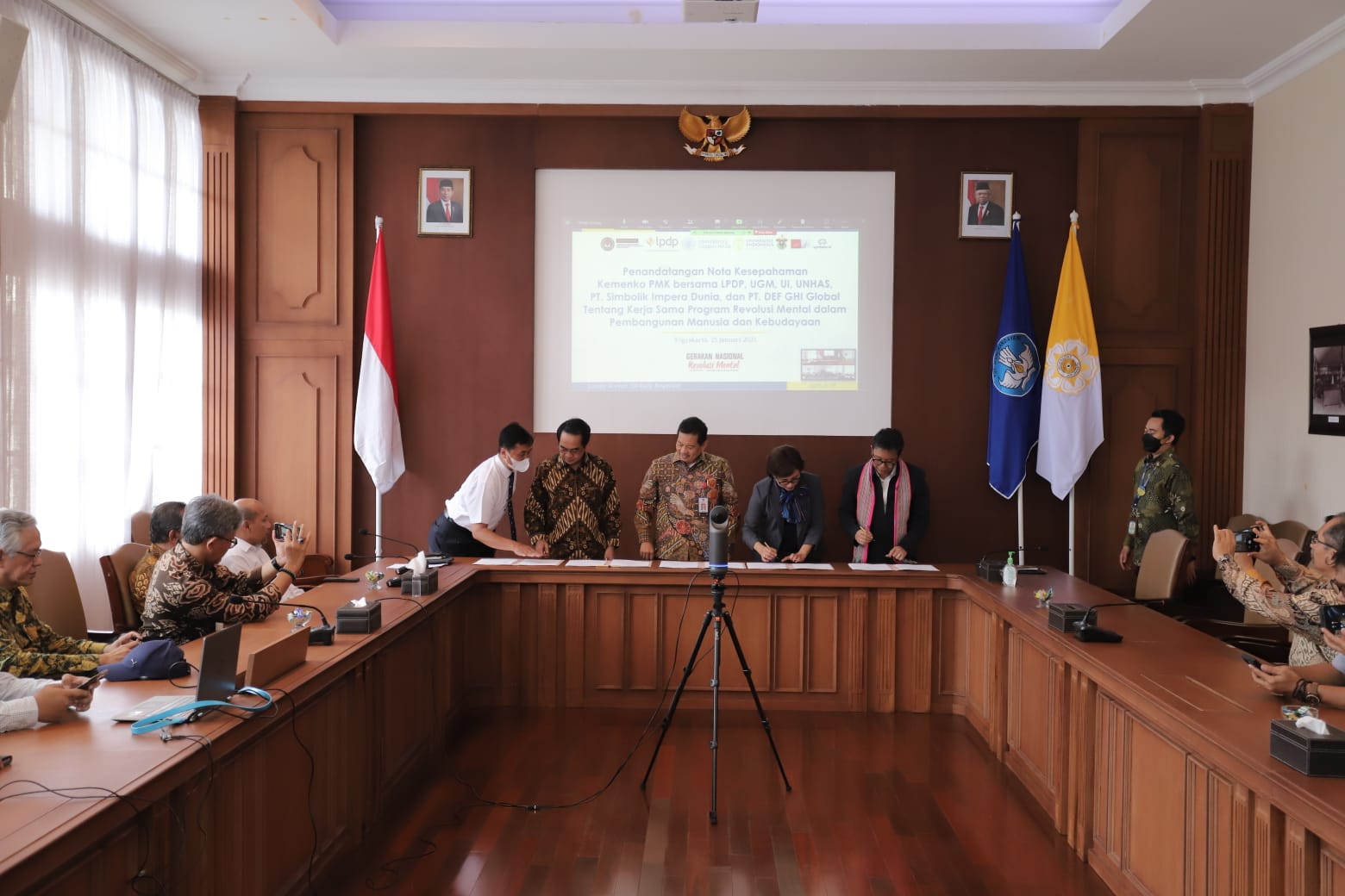 Acara penandatangan kerja sama gerakan revolusi mental antara Kemenko PMK dengan beberapa lembaga. 