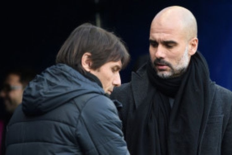 Manajer Manchester City, Josep Guardiola (kanan), bersalaman dengan Manajer Tottenham Hotspur Antonio Conte,