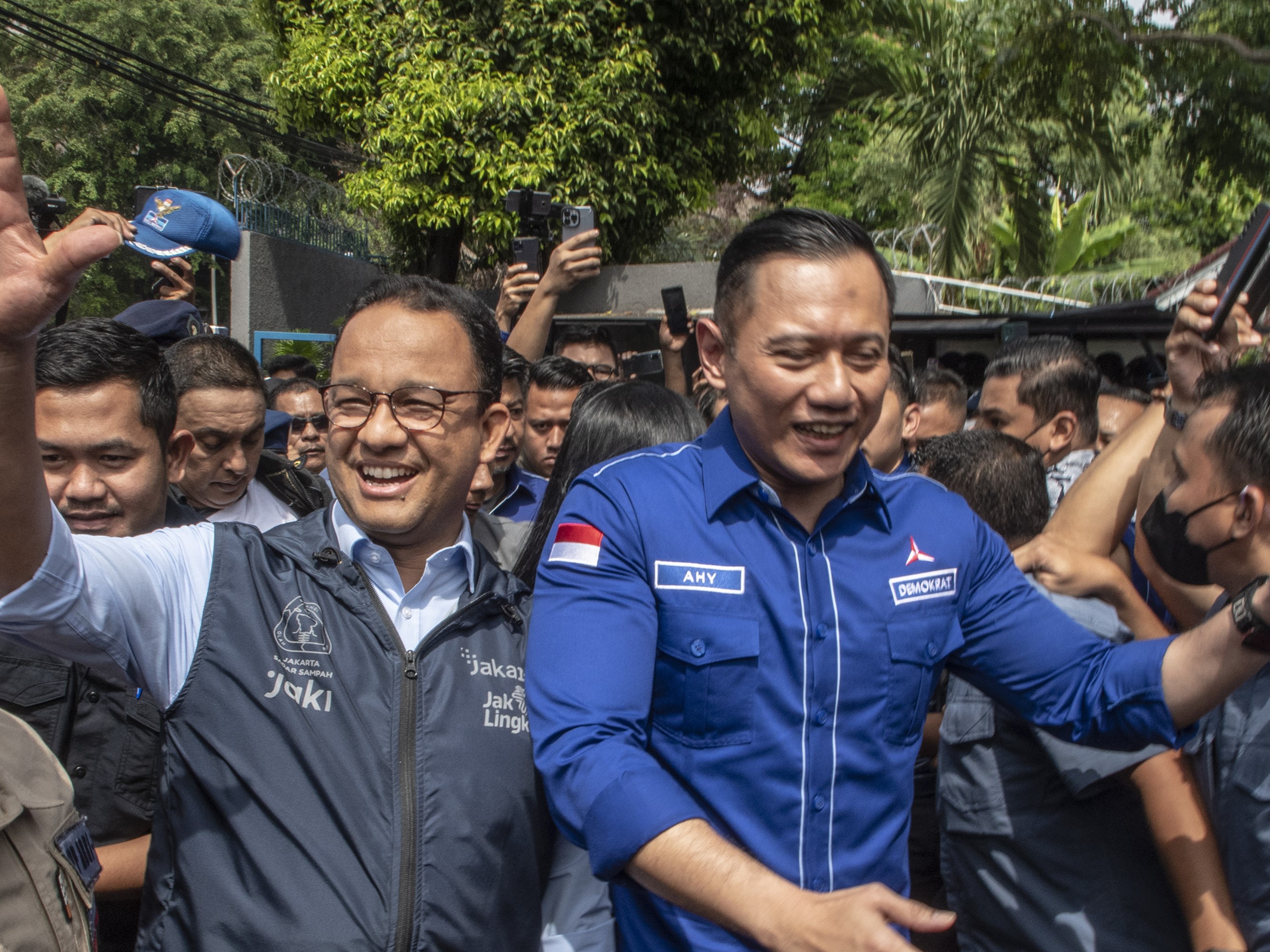 Ketua Umum Partai Demokrat Agus Harimurti Yudhoyono (kanan) berjalan bersama calon presiden dari Partai Nasdem Anies Baswedan.
