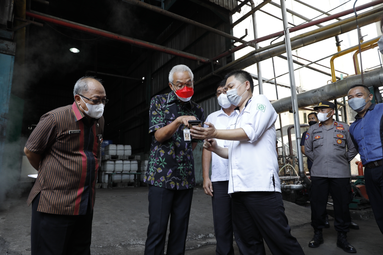 Gubernur Jateng Ganjar Pranowo (masker warna merah putih) saat meninjau pabrik di kawasan industri Kendal, Jateng, beberapa waktu lalu.