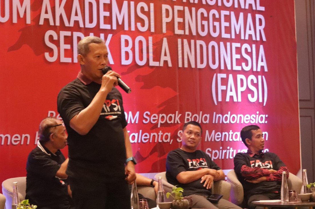 Seminar Nasional Forum Akademisi Penggemar Sepak Bola Indonesia (FAPSI), di Hotel Grand Mercure, Surabaya.