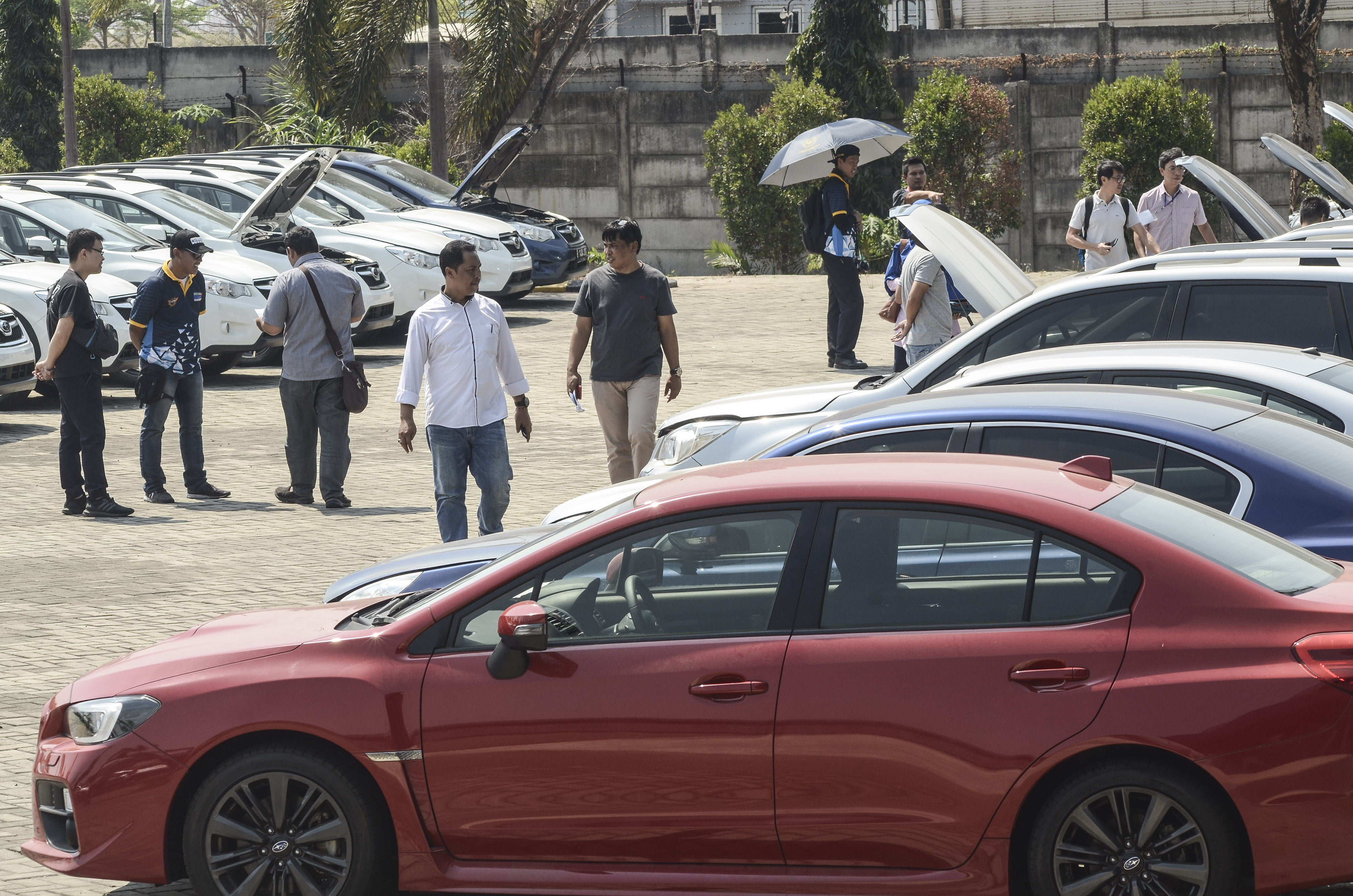 Warga mengamati mobil yang dilelang negara di kantor Ditjen Bea dan Cukai.