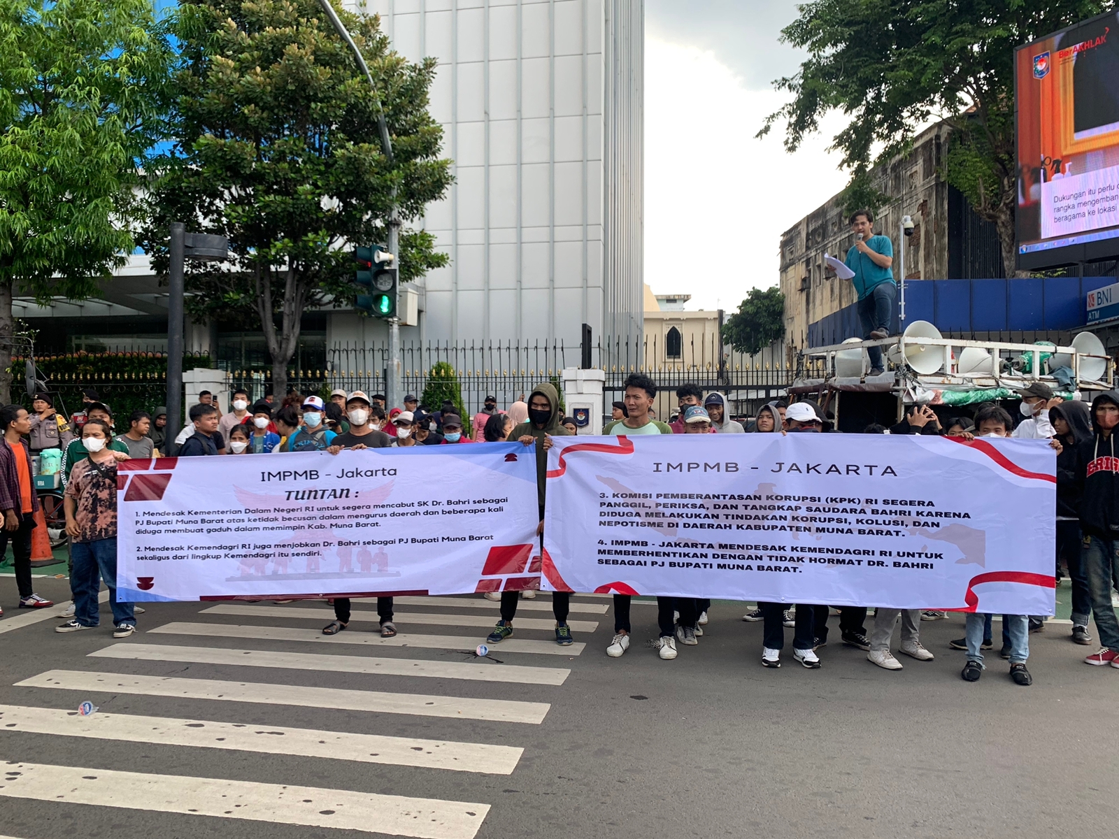  Ikatan Mahasiswa Pemuda Muna Barat (IMPMB) Jakarta menggelar aksi damai di depan Kantor Kementerian Dalam Negeri Jakarta pusat, Kamis (5/1)
