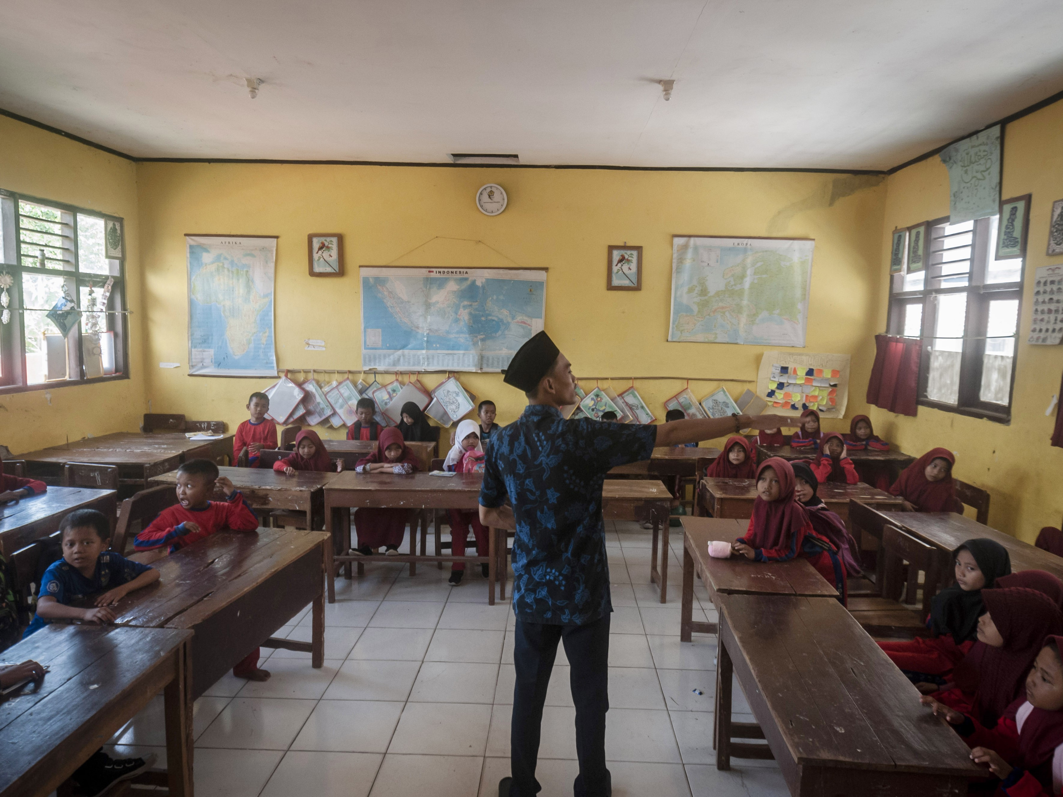 Guru honorer mengajar siswa di SDN 2 Sukamanah, Lebak, Banten, Kamis (1/12/2022).