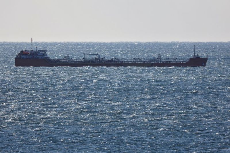 Sebuah kapal tanker minyak mentah berlayar di Teluk Nakhodka dekat kota pelabuhan Nakhodka, Rusia, 4 Desember 2022.