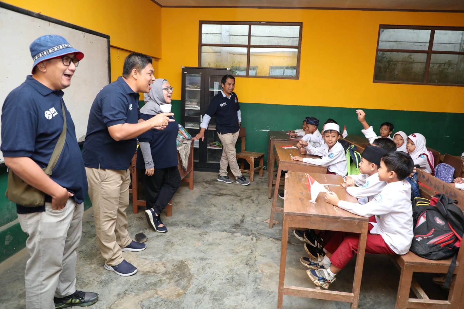 Para jurnalis penerima beasiswa BRI Fellowship Journalism mengajar siswa di MI Al Badriyah, Sukaraja, Kabupaten Bogor, Sabtu (28/1).