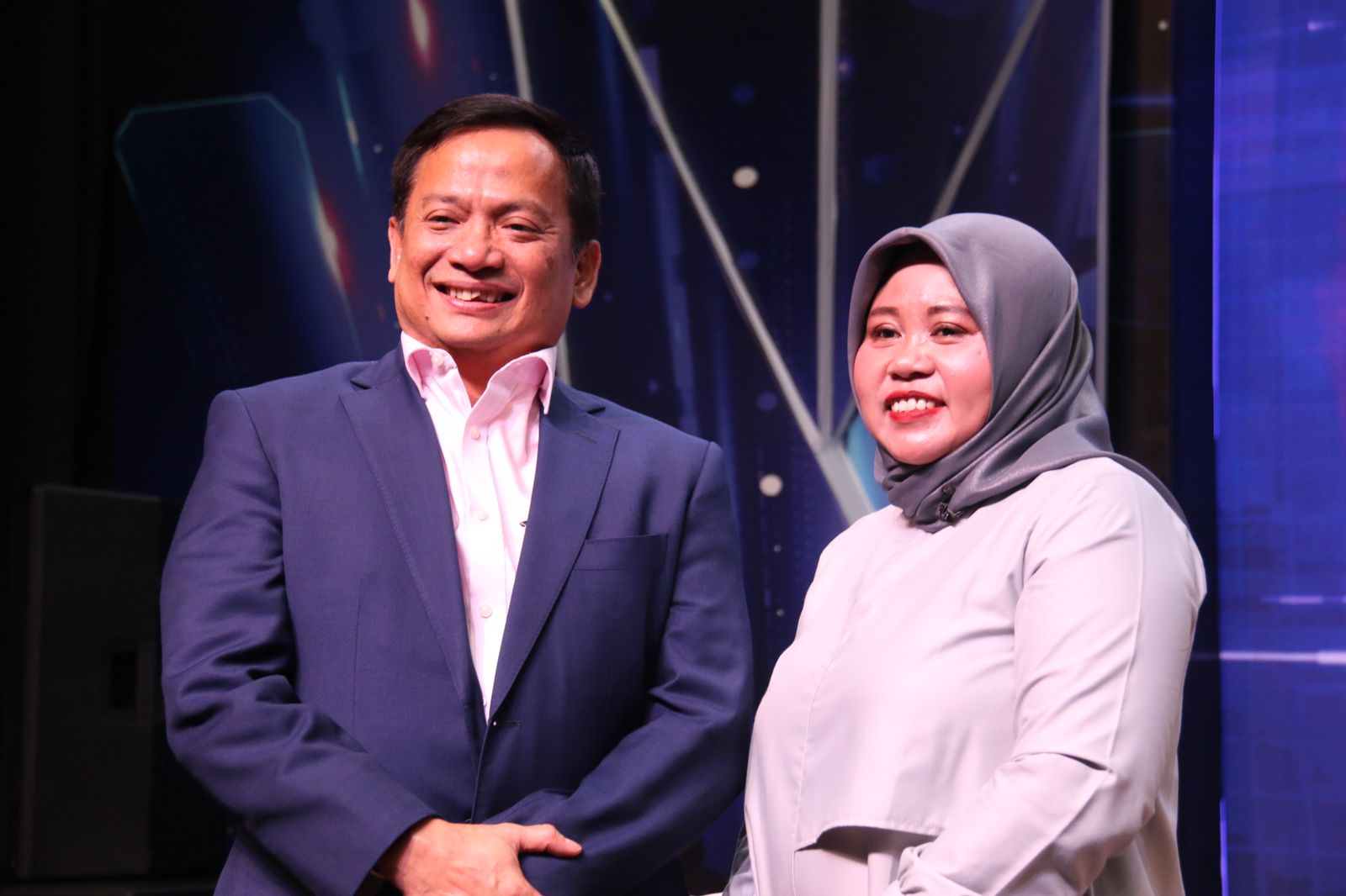  Yuni Pujiastuti (kanan), nasabah PNM yang tergabung dalam PNM Mekaar dan Dirut PNM Arief Mulyadi.