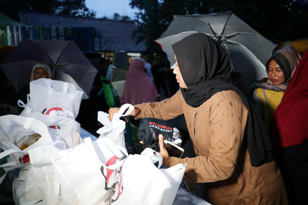 Bazar sembako murah dihelat relawan Ganjar Muda Padjajaran di Ciamis, Jabar untuk membantu warga prasejahtera, Rabu (25/1/2023)