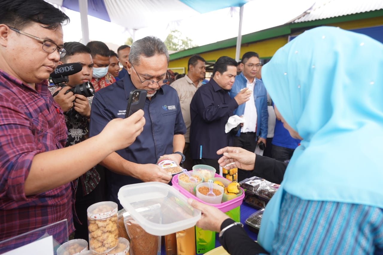 Mendag ZUlkifli Hasan berbincang dengan pelaku UMKM di Binjai, Sumut