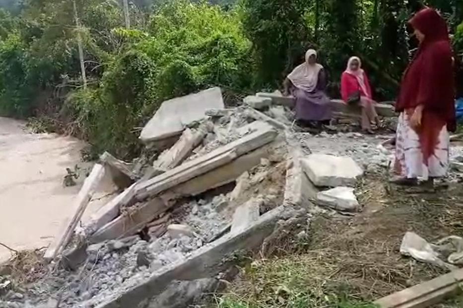 Rumah warga yang hancur dihantam banjir.