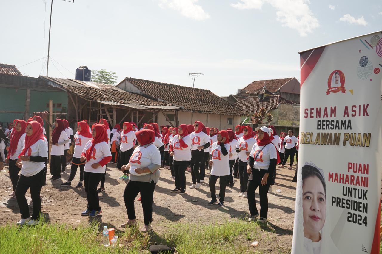 Dalam mendukung Puan Maharani sebagai capres, Relawan Puan menggelar kegiatan sosial bersama emak-emak di Kabupaten Garut, Jawa Barat.