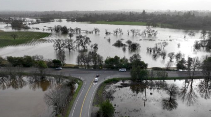 Foto udara memperlihatkan banjir di Santa Rosa, California, 9 Januari 2023. 
