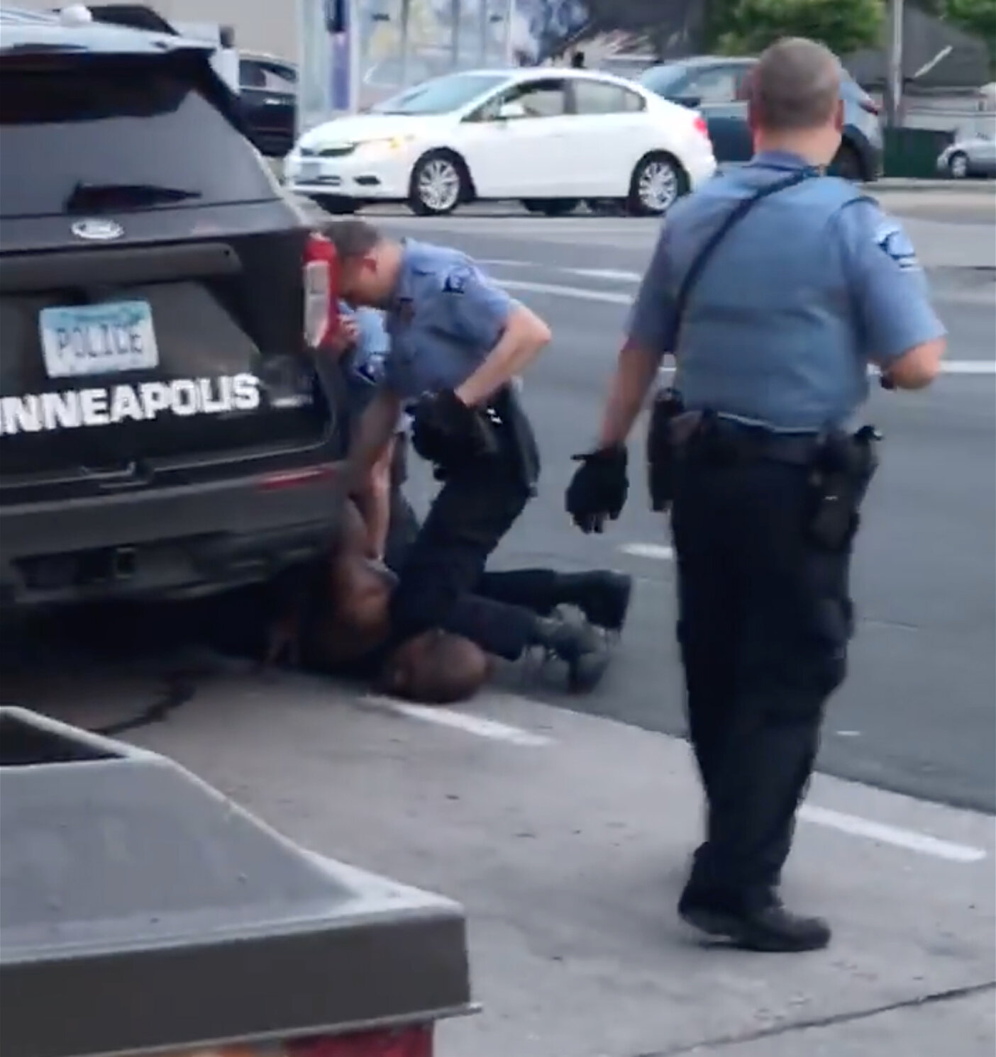 Video yang menunjukkan bagaimana George Floyd meninggal akibat ditekan lehernya oleh polisi bernama Derek Chauvin.  