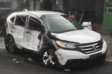 Salah satu kendaraan yang terlibat kecelakaan beruntun.