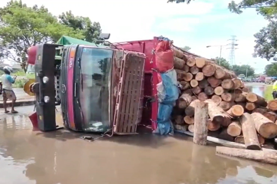 Truk terguling di Kudus, Jawa Tengah.