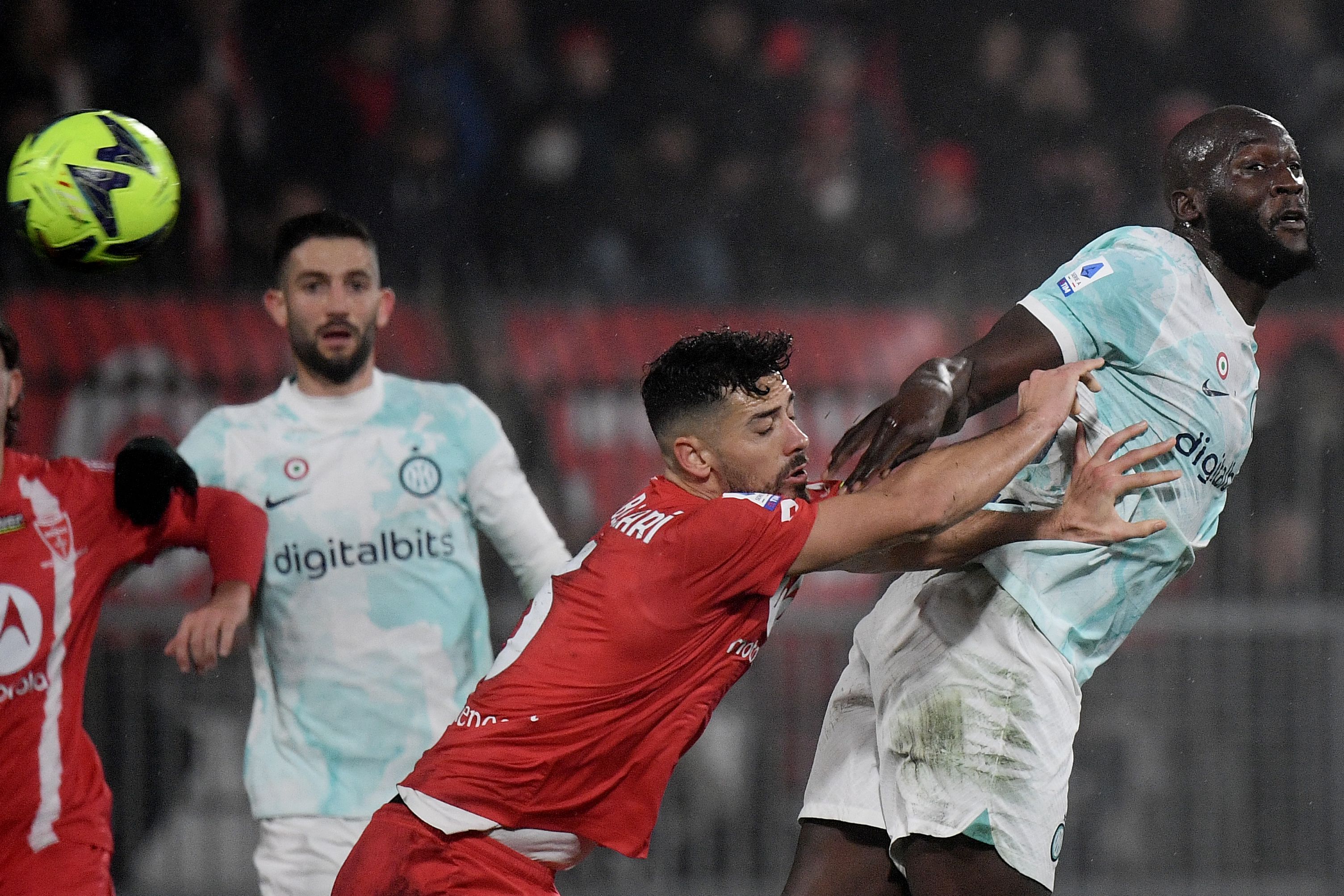 Bek Monza Pablo Mari (kiri) saat tampil di laga Serie A melawan Inter Milan.