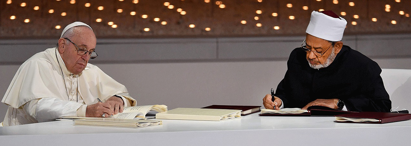 Paus Fransiskus bersama Imam Besar Al-Azhar Sheikh Ahmed el-Tayeb menandatangani Dokumen Abu Dhabi pada 4 Februari 2019.