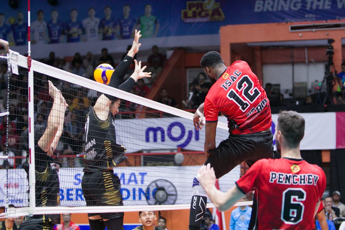 Pemain Jakarta STIN BIN melalukan smas keras tak terbendung pemain Palembang Bank Sumsel Babel, skor akhir 3-0, di GOR Satria, Purwokerto, J