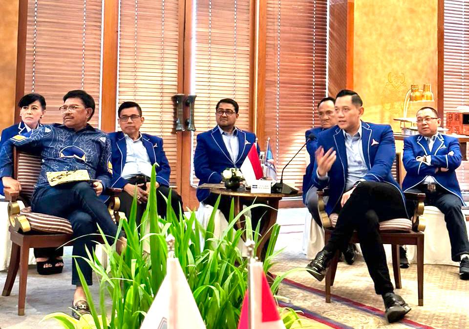 Sekjen Parta NasDem Jhonnh G Plate (kiri) dan Ketum Partai Demokrat AHY (kanan) pada pertemuan para pimpinan partai politik di Jakarta, Ming