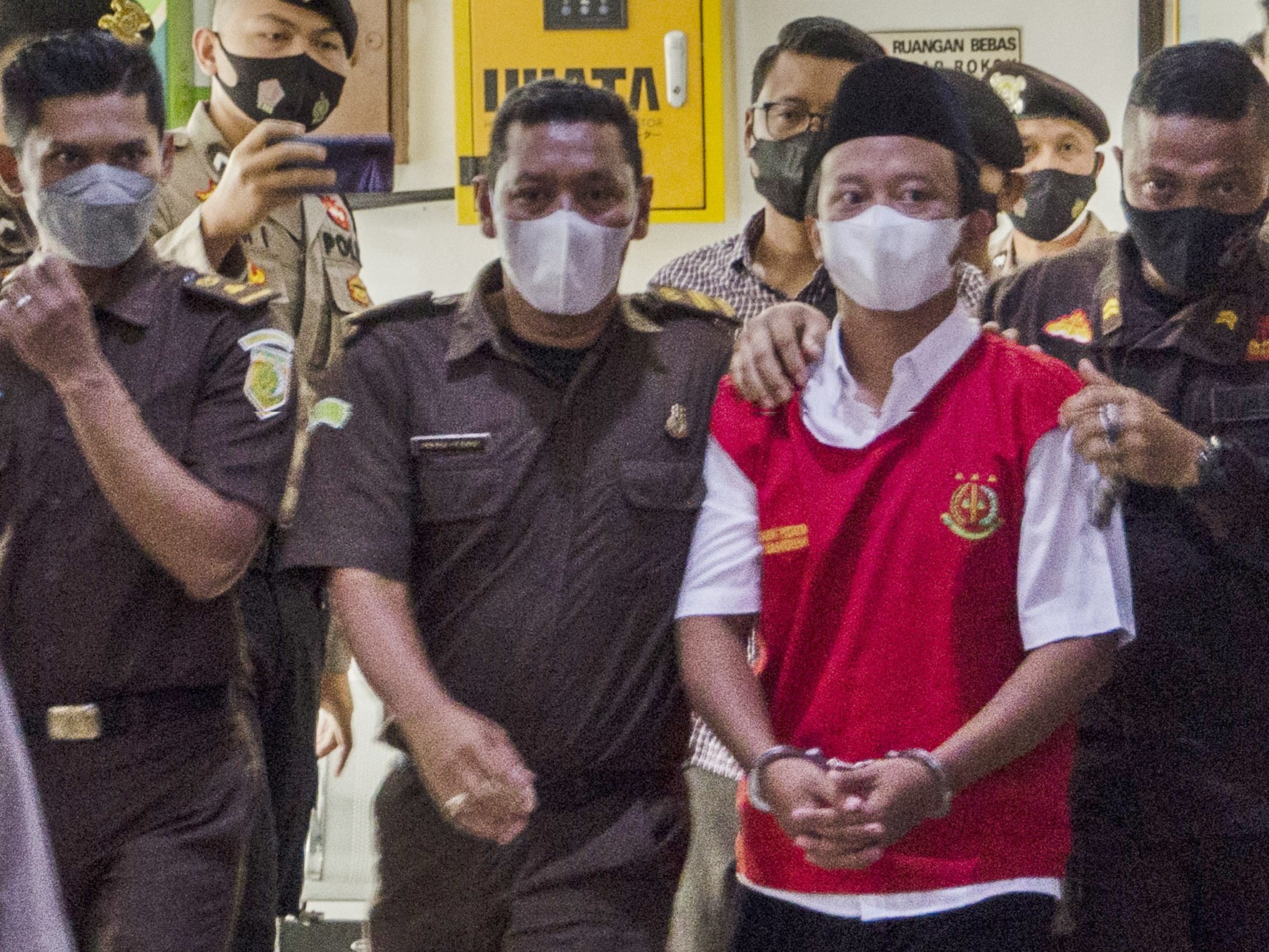 Terpidana kasus kekerasan seksual terhadap anak Herry Wirawan (rompi merah).